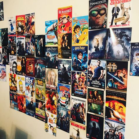 Using old dvd covers to create a wall of movies instead of paint or wallpaper.  PVA glue to stick and varnish. Movie Poster Wall Decor Ideas, Movie Poster Wall Bedroom, Dvd Wallpaper, Movie Poster Display, Movie Wall Decor, Deco Cinema, Movie Poster Room, Football Rooms, Marvel Room