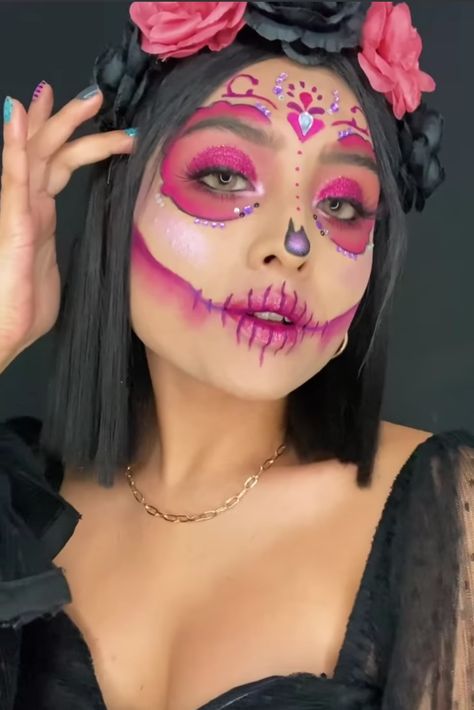 Makeup de catrina rosa Pink Catrina Makeup, Goddess Costume Makeup, Mexican Halloween Costume, Catrina Makeup, Holloween Makeup, Dead Makeup, Sugar Skull Halloween, Cute Halloween Makeup, Halloween Eye Makeup