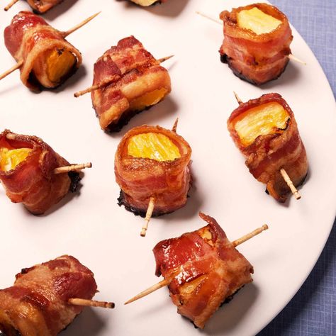 Fresh pineapple wrapped in crispy bacon is the ultimate mash-up of sweet and savory flavors. Here we deliver this winning combo in the form of a 2-ingredient appetizer that's easy to pull together for last-minute gatherings. Greek Yogurt Bark, Summer Appetizer Recipes, Bacon Bites, Heart Healthy Snacks, Easy Breakfast Brunch, Dessert Smoothie, Lunch Appetizers, Recipes Appetizers, Summer Recipe