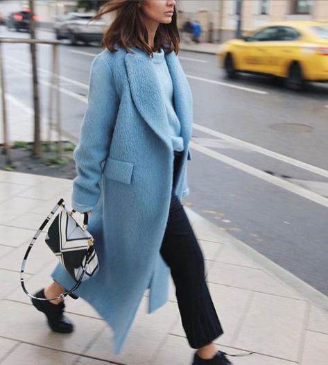 Blue Coat Outfit Winter, Light Blue Coat Outfit, Oversized Coat Outfit, Blue Coat Outfit, Blue Sweater Outfit, Light Blue Coat, Style Année 80, French Capsule Wardrobe, Light Blue Blazer