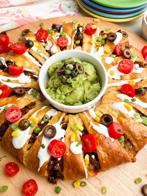 Easy Taco Ring Recipe (with Video) - Midwestern HomeLife Pillsbury Taco Ring, Taco Ring Recipe, Crescent Roll Taco Bake, Taco Ring, Mexican Casserole Recipe, Crescent Recipes, Healthy Food Habits, Pillsbury Recipes, Easy Taco