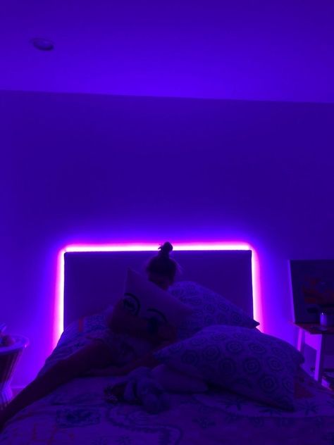 37 Fresh Room Ideas Led Lights Design Neon Bedroom, Led Lighting Bedroom, Neon Room, Cute Bedroom Ideas, Dekorasi Kamar Tidur, Teen Room Decor, Teen Bedroom Decor, Purple Light, Small Room Bedroom