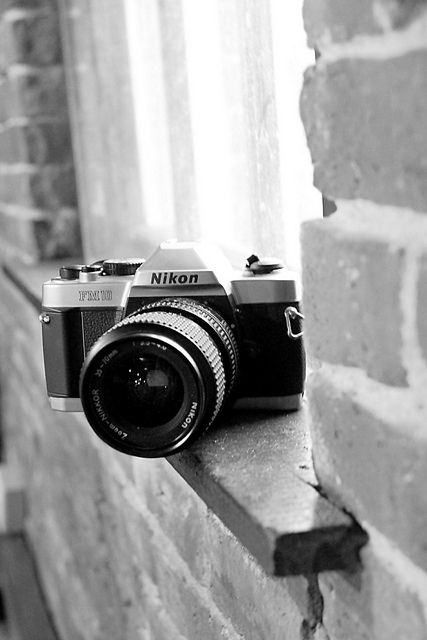 Nikon Film Camera, would love to learn film photography so much! Nikon Film Camera, Fotocamere Vintage, Wow Photo, Dslr Photography Tips, Camera Aesthetic, Antique Cameras, Nikon Camera, Old Cameras, Classic Camera