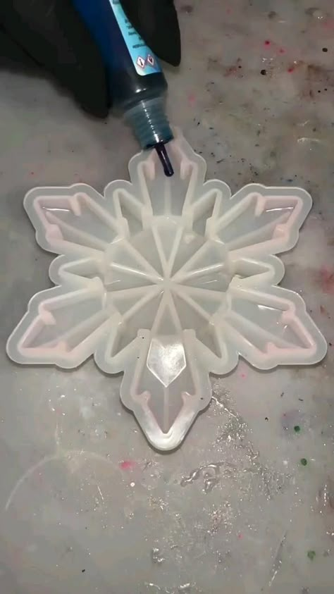 Diy Resin Gifts, Diy Resin Crystals, Seni Resin, Resin And Wood Diy, Christmas Posts, Resin Crafts Tutorial, Diy Resin Projects, Resin Jewelry Diy, Resin Design