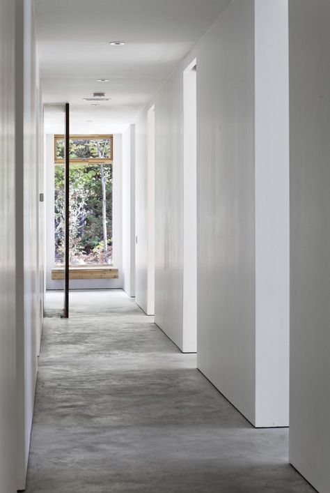 Minimal Interiors, Atrium House, Concrete Interiors, White Minimal, Total White, Rustic Home Design, Entry Hallway, Cement Floor, Concrete Floor