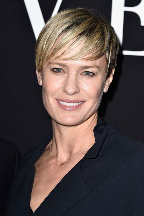 image Celebrity Pixie Cut, Super Short Haircuts, Robin Wright, Shoulder Hair, Funky Hairstyles, Makeup Looks For Brown Eyes, Fringe Hairstyles, Haircut For Older Women, Michelle Williams