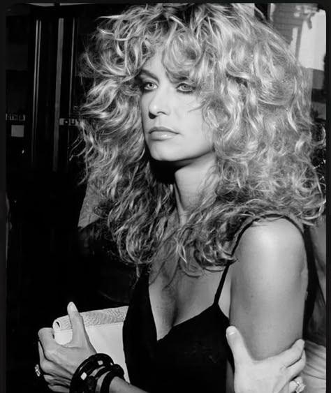 Farrah Hair, Farah Fawcett Hair, 70s Haircuts, Fawcett Hair, Curly Shag Haircut, Farrah Fawcet, Look 80s, Rocker Hair, Natural Curly Hair Cuts