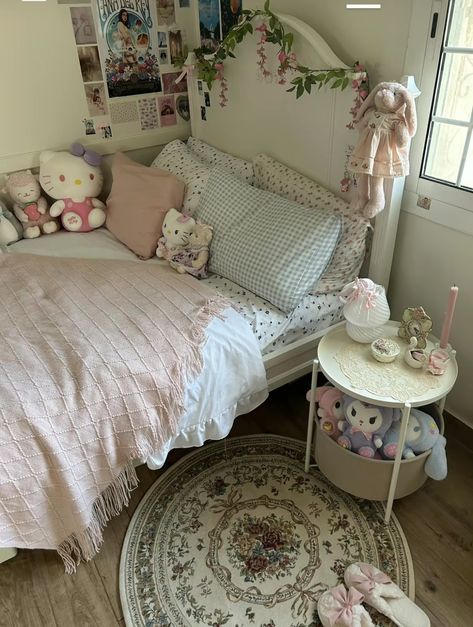 Baby Pink Room Ideas, Bedroom Inspo Simple, Coquette Room Inspiration, Pink Dorm Aesthetic, Apartment Guest Bedroom, Cramped Bedroom, Cute Room Inspo, Coquette Room Decor, Cute Room