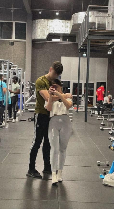 Couple Fitness Aesthetic, Private But Not A Secret Couple Poses Gym, Cute Couple Aesthetic Outfits, Couple Workout Aesthetic, Gym Couple Aesthetic, Gym Relationship, Gym Date, Gym Pics, Couple Workout