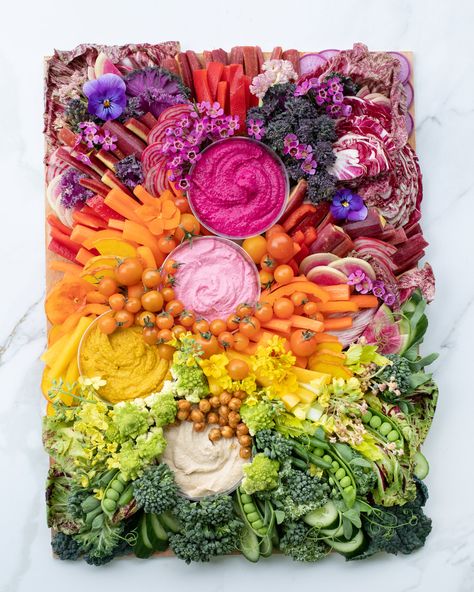 Rainbow Charcuterie, English Room, Charcuterie Inspiration, Food Boards, Rainbow Food, Party Food Platters, Charcuterie And Cheese Board, Charcuterie Recipes, Veggie Tray