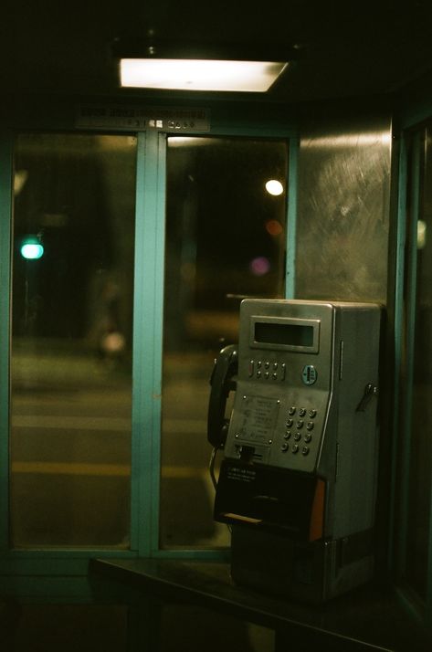 black telephone booth during night time photo – Free Phonbox Image on Unsplash Pay Phone Aesthetic, Telephone Booth Aesthetic, Landline Phone Aesthetic, Phone Booth Aesthetic, Dark Retro Aesthetic, Telephone Aesthetic, Night Time Photos, Black Telephone, App Background