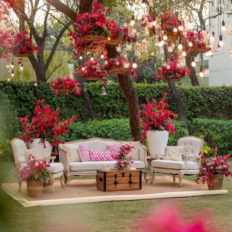 Bougainvillea Decor, Bougainvillea Garden, Asian Wedding Decor, Mehendi Decor Ideas, Reception Stage Decor, Desi Wedding Decor, Luxury Wedding Decor, Mehndi Decor, Wedding Planning Decor