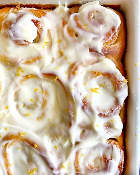 @yossyarefi is on our IG Story today making her ⭐⭐⭐⭐⭐ recipe for Lemon Sweet Rolls With Cream Cheese Icing! Take a look to see how they… Pull Apart Rolls, Cinnamon Pull Apart, Gooey Cinnamon Rolls, Overnight Cinnamon Rolls, Baked Breakfast Recipes, William Sonoma, Baked Rolls, Nyt Cooking, Just Bake