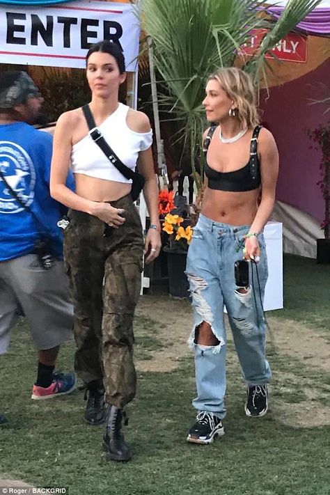 Hailey Baldwin Coachella, Coachella Looks, Hailey Baldwin Style, Coachella Music Festival, Look Festival, Summer Festival Outfit, Kendall Style, Music Festival Fashion, Music Festival Outfits