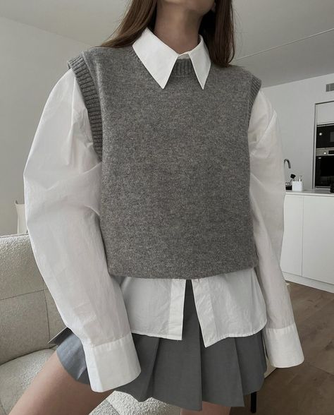 Gray Vest Outfit Women, Gray Vest Outfit, Wool Vest Outfit, Sleeveless Sweater Outfit, Fall Winter Street Style, Vest Outfit Women, Vest Sweater, Office Casual Outfit, Knit Sweater Vest