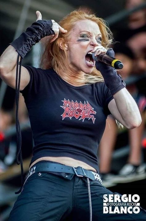 Angela Gossow metal girl Angela Gossow, The Agonist, Ladies Of Metal, Toxic Vision, Heavy Metal Girl, Heavy Metal Fashion, Women Of Rock, Country Pop, Arch Enemy