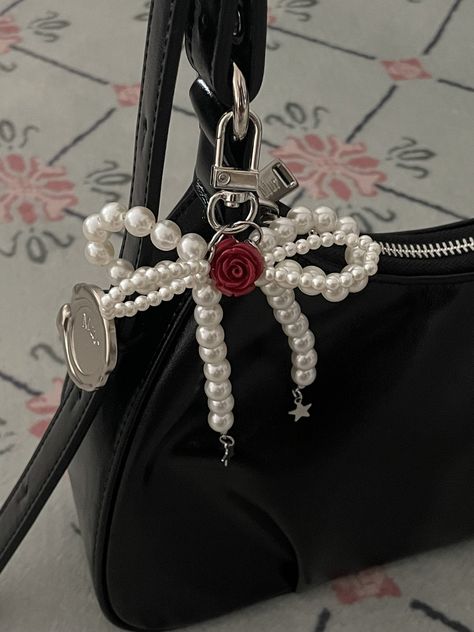 Bag Keychain Aesthetic, Coquette Keychain, Bag Charms Aesthetic, Charms Aesthetic, Purse Charms Diy, Keychain Aesthetic, Coquette Jewelry, Accessorizing Outfits, Luxury Flower Bouquets