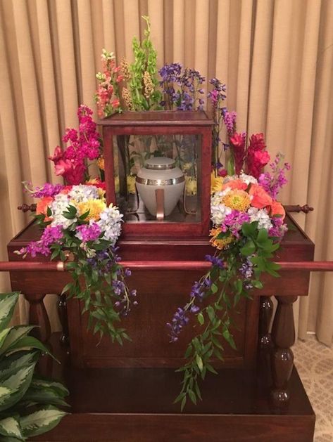 How Cremation Flowers can Help Build your Sympathy Business | Oasis Floral Products NA Cremation Flowers, Cremation Urn Display, Memorial Urn Display, Life Playlist, Memorial Board, Urn Arrangements, Floral Products, Casket Sprays, Cremation Services