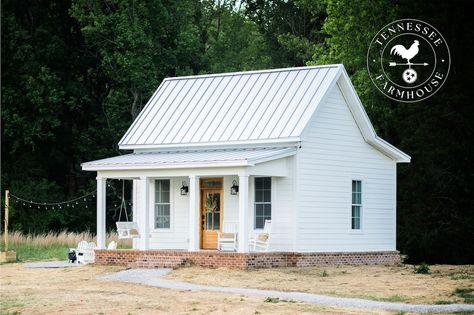 *NEW* Tiny Tennessee Farmhouse Tennessee Farmhouse, Farmhouse Tiny House, White Farmhouse Exterior, Tiny House Rentals, Tiny Farmhouse, Tiny House Big Living, Log Cabin Rustic, Pretty Houses, Tiny Houses For Rent