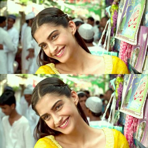 Sonam Kapoor in Raanjhanaa Sonam Kapoor Ranjana, Delhi 6, Desi Things, Movies Images, Feminine Urge, Sonam Kapoor, Indian Aesthetic, Saree Dress, Bollywood Celebrities