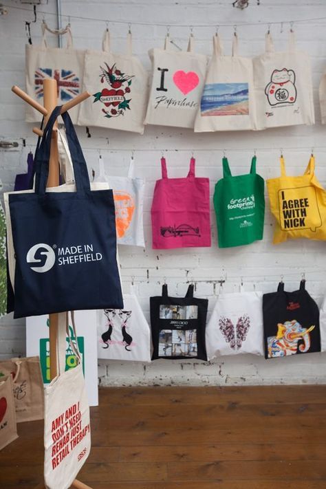 Pop Up Bag Display, Bags Stand Ideas, Bag Stand Ideas, Canvas Bag Display Ideas, Tote Bag Display Ideas, How To Display Tote Bags At A Craft Fair, Tote Bag Display Craft Fair, Display Tote Bags, Bag Stand Display