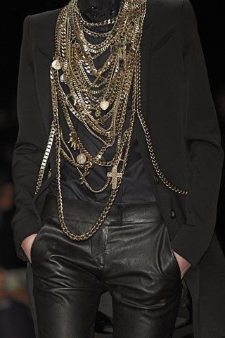 Hunting Fashion, Boho Mode, Estilo Punk, Style Noir, Dark Fashion, Inspiration Mode, Fashion Details, Wearing Black, Gold Chains