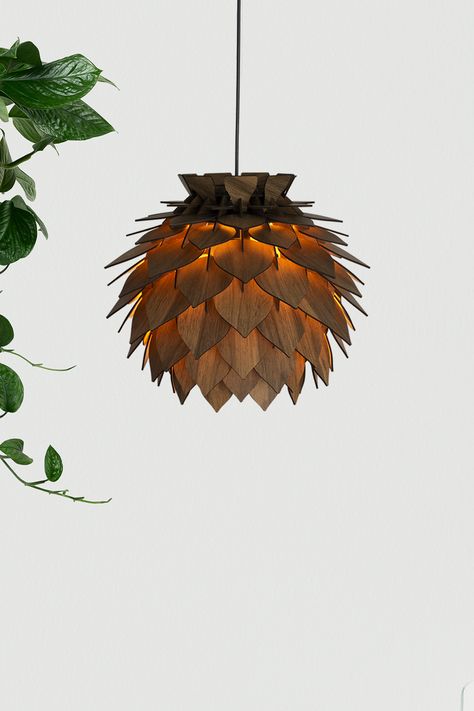 Decorating our homes with natural materials always gives a very special feeling. Our rustic style pine cone chandelier reflects exactly this feeling. Thanks to its completely recycled wood material and careful design, you will feel the warmth of nature in your room. Our chandelier will complement the decoration of your home with its quality lighting and will adapt to your style. Click the link to buy our product and enjoy creating a rustic style home! Pendant Light Dining Room, Rustic Style Home, Light Dining Room, Lamp Wood, Round Ceiling, Wood Pendant Light, Wood Pendant, Chandelier Lamp, Wood Material