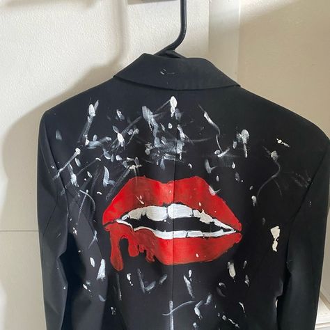 Black lightweight blazer hand painted. Painted Blazer Jackets, Hand Painted Blazer, Painted Blazer, Custom Blazers, Reworked Clothes, Painted Shorts, Lightweight Blazer, Formal Looks, Puma Jacket