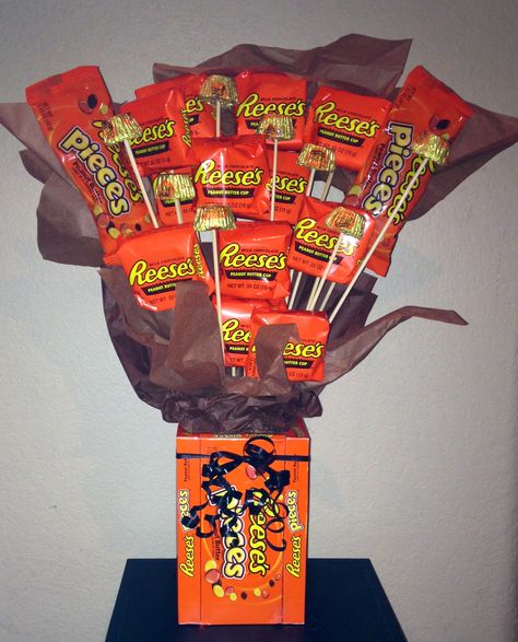 REESE'S PEANUT BUTTER CUP FANS! FuN CaNdY BoUqUeT for ANY occasion or just because! Peanut Butter Gift Basket, Reese’s Bouquet, Reeses Gift Ideas Diy, Candy Boquets, Reese Cup, Valentines Bouquet, Reeses Candy, Diy Crafts For Boyfriend, Birthday Cake For Boyfriend