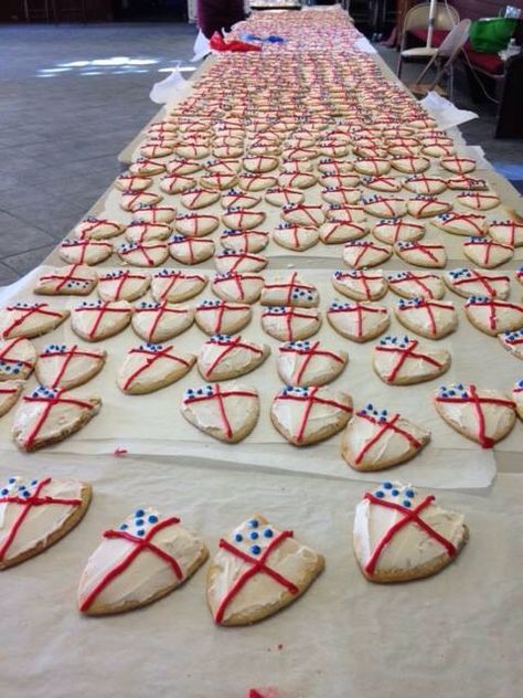 Episcopal Shield cookies! Armor Of God Snack Ideas, Medieval Birthday Party Food, Medieval Themed Snacks, Vacation Bible School Food Ideas, Medieval Snacks, Medieval Banquet Food, Keepers Of The Kingdom Vbs Snacks, Armor Of God Snacks, Knight Themed Snacks