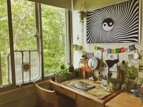 Garden Dorm Room, Hippy Dorm Room, College Dorm Plants, Dorm Theme Ideas, Indie College Dorm, Plant Dorm Room College, Horticulture Aesthetic, Hippie Dorm Room Ideas, Trippy Dorm Room Ideas