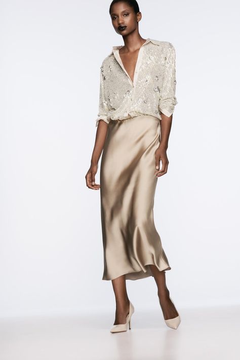 FALDA MIDI SATINADA Gold Satin Skirt, Satin Outfits, Going Out Style, Satin Skirt Outfit, Silky Skirt, Satin Skirts, Outfit Zara, Waistcoat Dress, Sequin Shirt