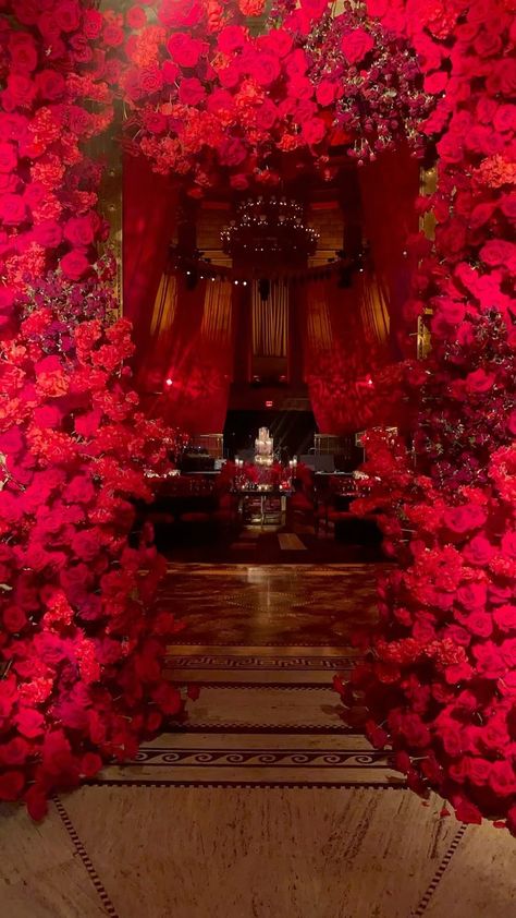 Red Roses Wedding Decor, Roses Wedding Decor, Red Wedding Receptions, Red Indian Wedding, Red Events, Red Roses Wedding, Rich Wedding, Sangeet Decor, Red Wedding Decorations