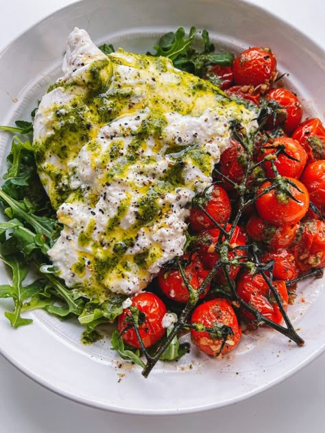 Burrata Salad Recipe, Burrata Recipe, Homemade Pesto Recipe, Honey Garlic Chicken Wings, Salad Appetizer Cups, Tik Tok Food, Appetizer Cups, Pesto Salad, Oven Roasted Tomatoes