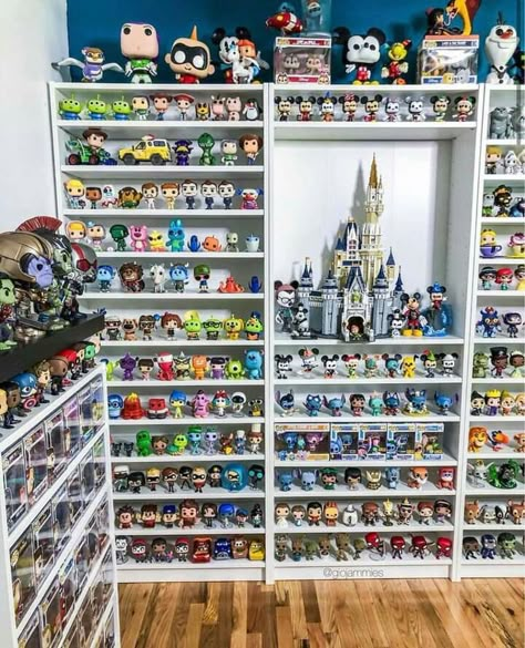 Funko Display Ideas, Funko Pop Display Ideas, Funko Pop Shelves, Игрушки Funko Pop, Funko Pop Display, Casa Disney, Deco Disney, Disney Room Decor, Funko Pop Dolls