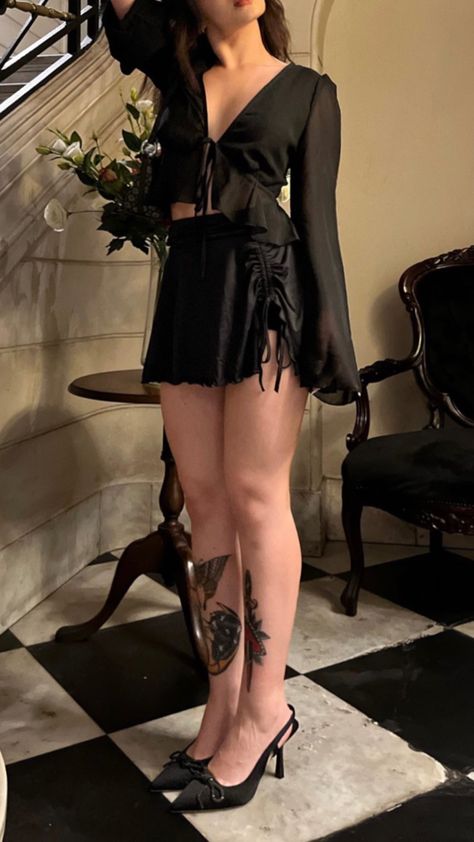 Dark Feminine Aesthetic Outfits Summer, Femme Fatale Outfits Aesthetic, Dominate Feminine Outfits, The Huntress Archetype Aesthetic, Fem Fatale Aesthetic Outfit, Femme Fatale Outfit Summer, Dark Femme Fatale Outfits, Dark Femme Aesthetic Outfits, Casual Femme Fatale Outfits