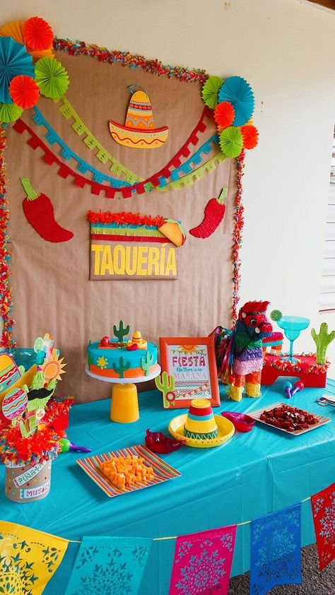 Decoration Mexican Party, Easy Fiesta Decorations, Mexican Birthday Decor, Ideas For Mexican Theme Party, Taco Bout Birthday Party, Mexico Decorations Party, Dos Birthday Party Fiesta, Mexico Party Ideas, Mexican Fiesta Decor