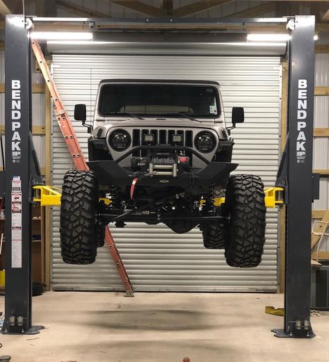 Jeep Jeep Garage Ideas, Jeep Tj Interior, Jeep Furniture, Store Jeep Hardtop, Jeep Garage, Garage Design Interior, Jeep Wrangler Light Bar, Jeep Trails, Car Workshop