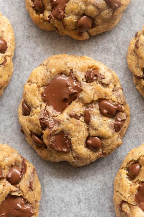 These low calorie cookies are soft, chewy, and full of chocolate chips, you won't believe they have less than 100 calories! No eggs, no sugar, and no butter needed, they take 10 minutes! Low Calorie Sweets, Low Calorie Cookies, Low Fat Cookies, Low Calorie Chocolate, Low Cal Dessert, 100 Calorie, Low Calorie Dessert, Pumpkin Chocolate Chip Cookies, Low Calorie Desserts