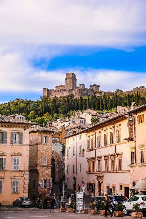 Things To Do in Assisi, Italy Italian Spritz, Gabriel's Inferno, Assisi Italy, Italy 2023, Italian Farmhouse, Italy Pictures, Italy Itinerary, Ryder Cup, Beautiful Town