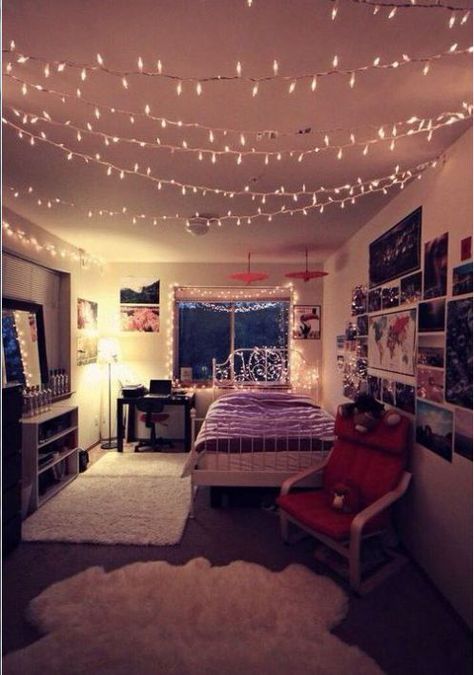 Lights across the ceiling are great ways to decorate your dorm room! Long Living Room, Fairy Lights Bedroom, Dorm Room Organization, Indie Room, Teen Room Decor, Trendy Bedroom, Small Room Bedroom, Teen Room