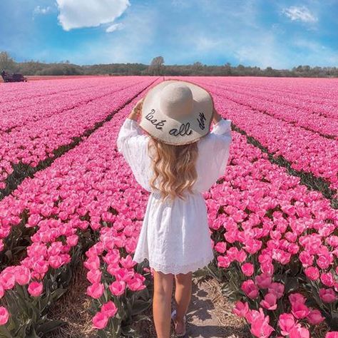 Amsterdam Photos, Model Ootd, Self Photography, Spring Photoshoot, Farm Clothes, Flower Photoshoot, Tulip Festival, Farm Photo, Tulips Garden