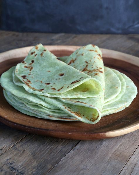 This recipe for gluten free zucchini flour tortillas is made with fresh zucchini and squash pureed in place of water. These tortillas are just like the gluten free flour tortillas in our 10 best gluten free flatbreads.  Except that they’re green. Before you turn the virtual web page, hear me out! Even though eating your […] Zucchini Flour, Zucchini Tortillas, Gluten Free Flatbread Recipe, Gluten Free Flour Tortillas, Gluten Recipes, Gluten Free Flatbread, Glutenfree Recipe, Summer Zucchini, Plats Healthy