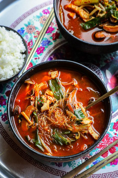 Yukgaejang Recipe, Korean Food List, Easy Korean Food, Korean Dinner Recipes, Spicy Beef Soup, Korean Soup Recipes, Spicy Korean Beef, Vegan Korean Food, Korean Vegan