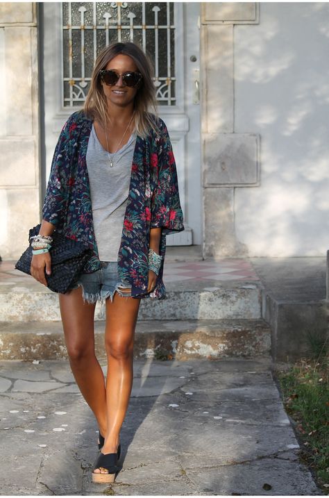 boho look ripped shorts and kimono Kimono And Jeans, Outfit Kimono, Summer Dressing, Ripped Shorts, Boho Look, Mode Inspiration, Festival Outfit, Jeans Shorts, Kimono Top