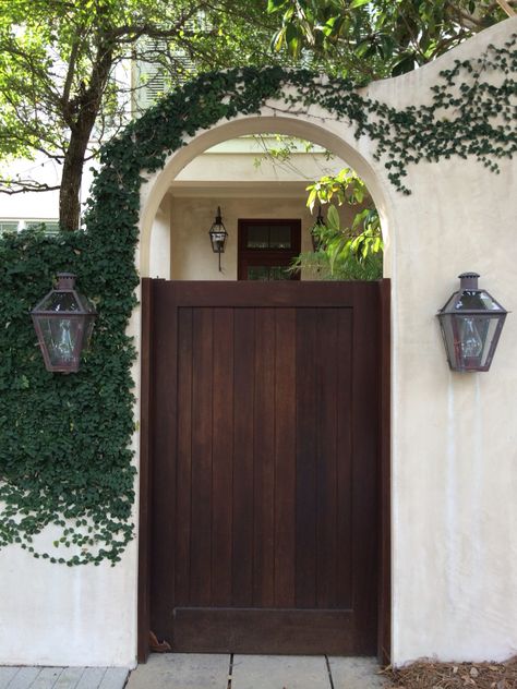 Front Private Courtyard, Courtyard Entry Gates, Front Yard Courtyard Ideas Entrance Spanish Style, Front Door Courtyard Entrance, Courtyard Gates Front Entry, Front Courtyard Design, Spanish Gate, Backyard Entrance, Courtyard Door