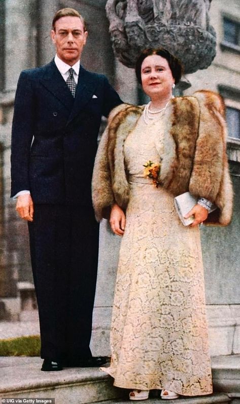 Queen Elizabeth Rose, Duke Of Windsor, Queen Elizabeth Photos, Royal Family Portrait, The Queen Mother, Wallis Simpson, Royal Family Pictures, Rainha Elizabeth Ii, Queen Mum