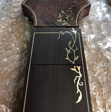 Guitar Inlay Design, Guitar Inlay Fretboard, Guitar Design Ideas, Gitar Vintage, Acoustic Guitar Tattoo, Fretboard Inlay, Guitar Tabs Acoustic, Guitar Inlay, Acoustic Guitar Case