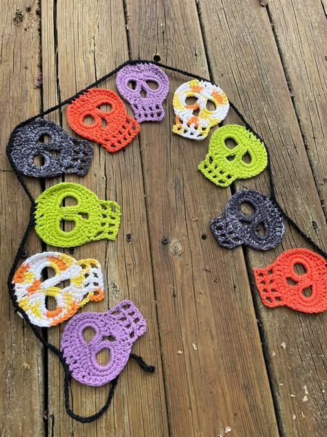 Sugar Skull Crochet Pattern Free, Free Crochet Skeleton Patterns, Crochet Skull Garland, Day Of The Dead Crochet Patterns Free, Crochet Skull Wall Hanging, Crochet Skull Applique, Sugar Skull Crochet, Crochet Sugar Skull, Day Of The Dead Crochet