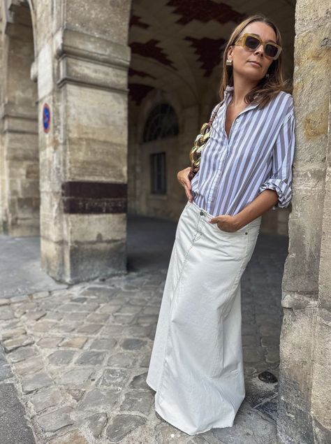 automnal outfit white skirt striped shirt Long Cream Skirt, White Long Skirt, Cream Skirt, Beige Skirt, Blue Striped Shirt, Outfit White, Skirt White, White Skirt, Stripe Skirt